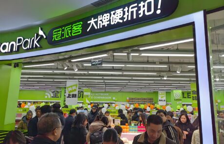 Photo of a crowded guanpaike store. Our ai loss prevention product is launched here, offering big - brand hard discounts.